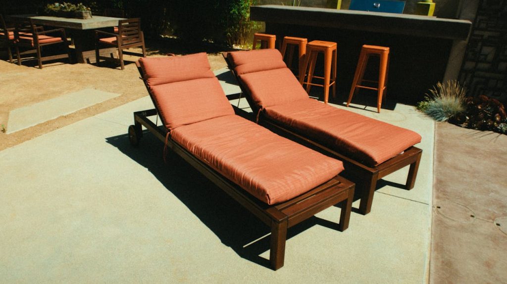 perfecte stoelen voor je terras https://www.pexels.com/photo/two-brown-wooden-framed-outdoor-chaise-lounges-2962114/