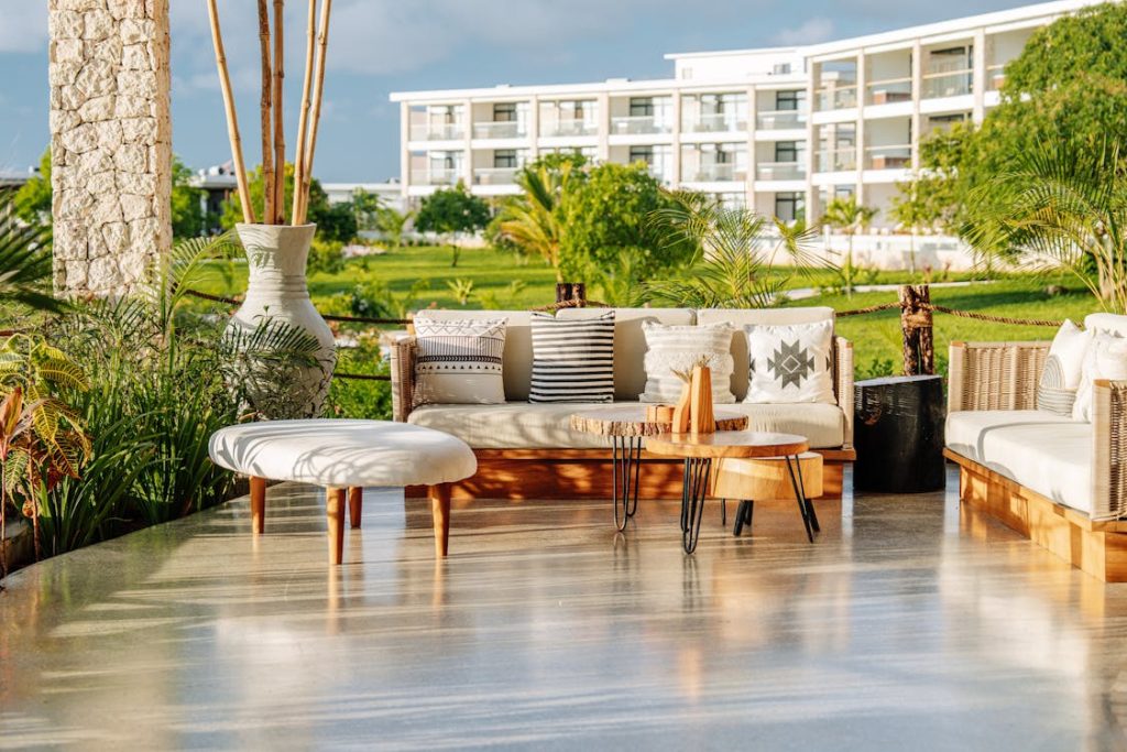 Foto door Keegan Checks op Pexels: https://www.pexels.com/nl-nl/foto/hotel-tafel-luxe-chique-19199135/