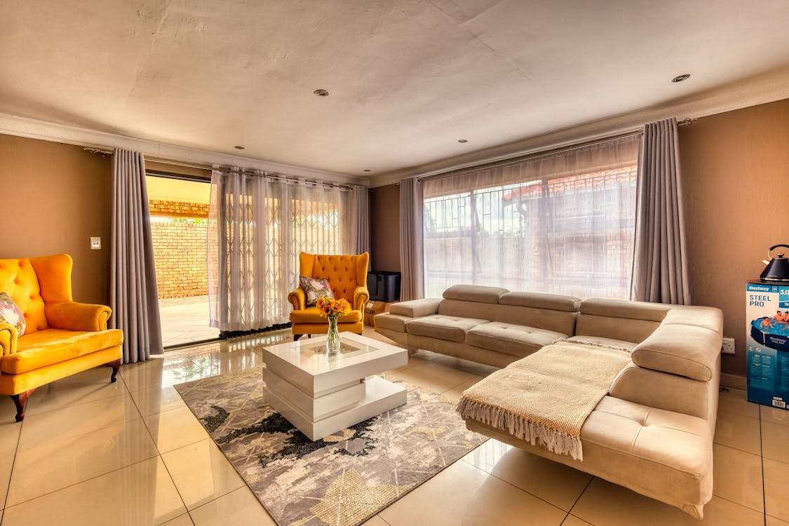 vloerkleed Foto door Alexander F Ungerer op Pexels: https://www.pexels.com/nl-nl/foto/moderne-woonkamer-met-lichte-accenten-30705321/