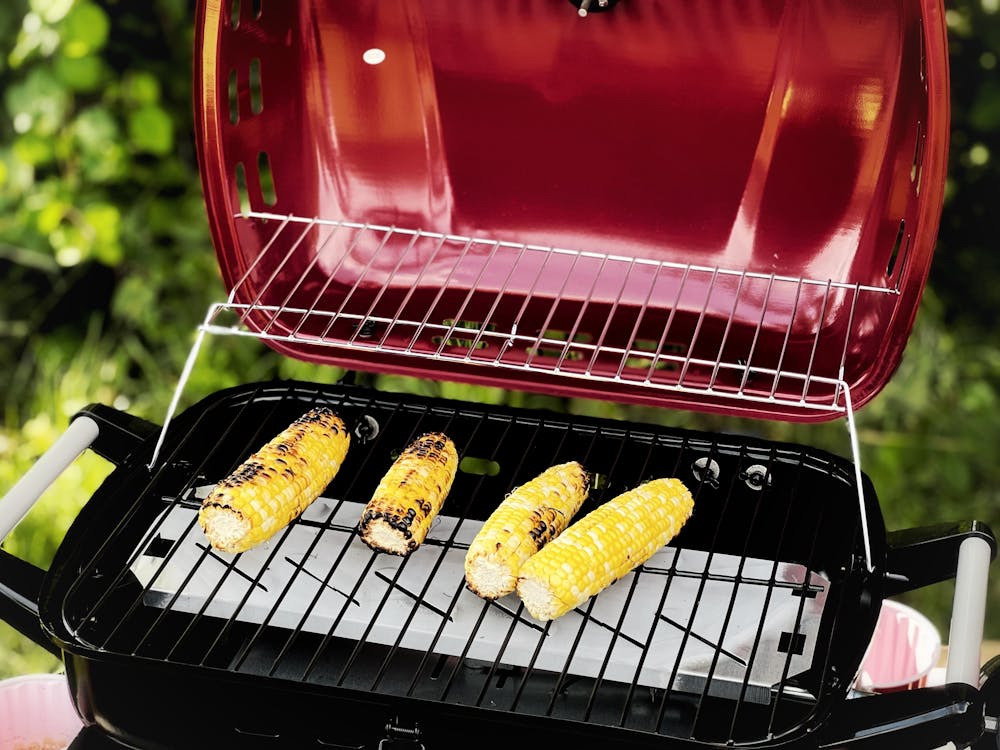 rvs-barbecue Foto door Nisarg Dave op Pexels: https://www.pexels.com/nl-nl/foto/voedsel-eten-mais-koken-12753429/