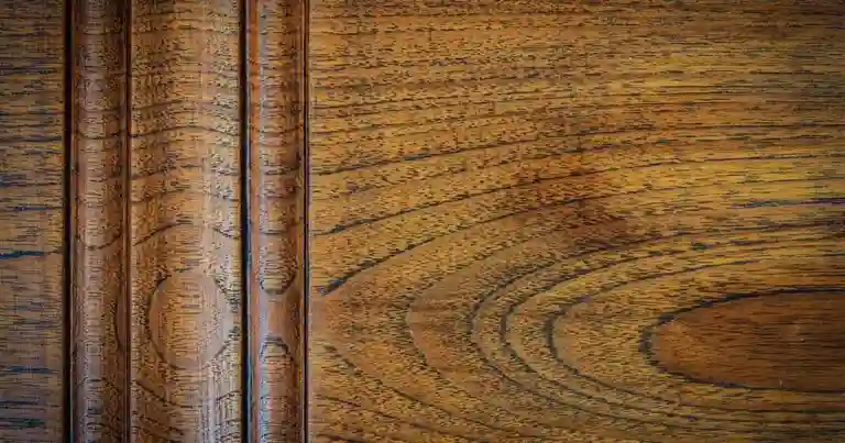 Close-up van de houtnerf en afwerking van kwalitatieve houten tuinmeubelen