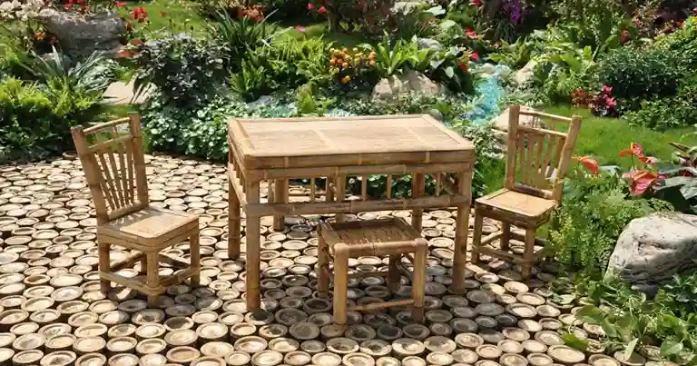Tuinmeubelset van bamboe met een tafel en stoelen op een terras in een weelderige tuin