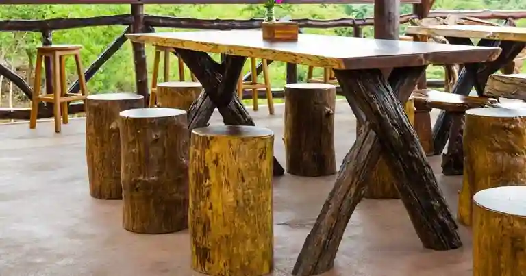 Robuuste set goedkope tuinmeubelen van boomstammen en hout