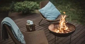 Sfeervolle setting met goedkope tuinmeubelen en een vuurkorf
