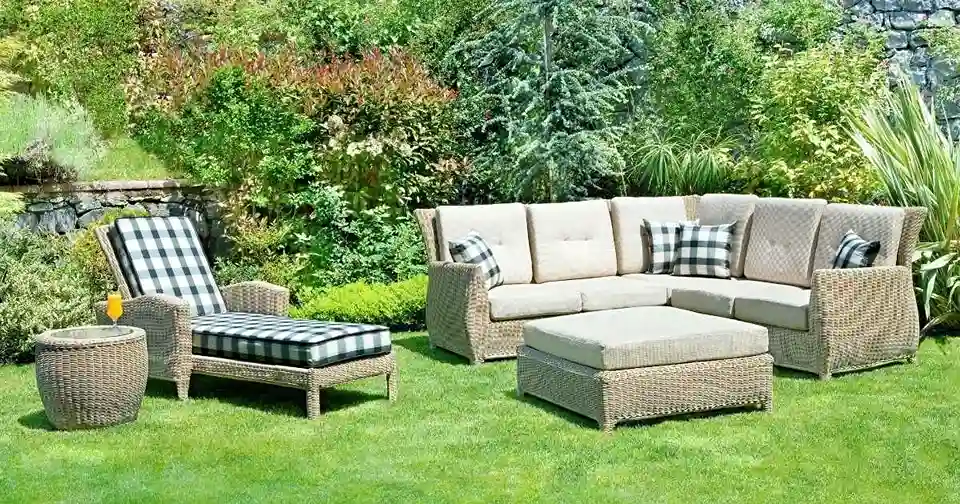 Resultaat van tuinmeubelen schoonmaken: een schone loungeset in de tuin